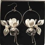 Upcycle with Jing Delicate Floral Moon Orecchini Hopea
