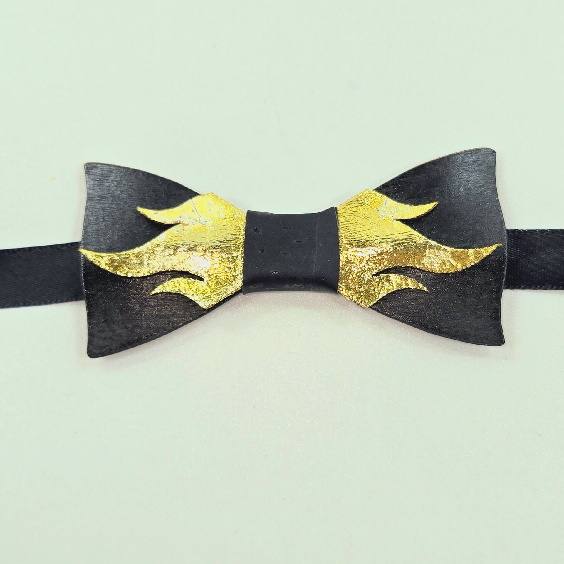 Arsbor Wooden bowtie Musta/Kulta lasten malli mustalla korkkiremmillä