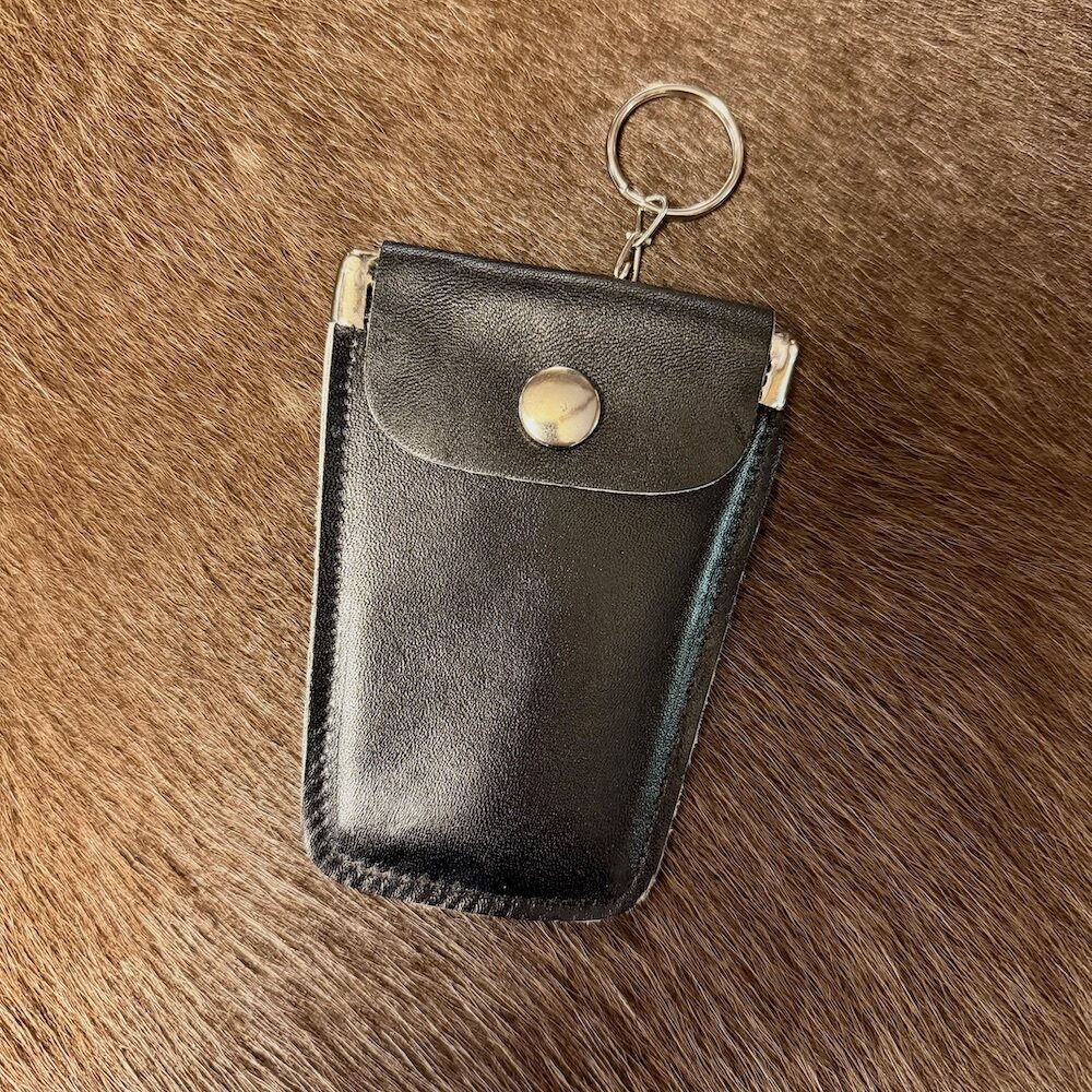 Käsintehty kukkaro Musta