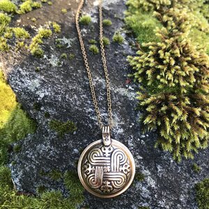 Kalevala Jewellery, Hannun vaakuna necklace