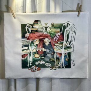 Inge Löökin tyynyliina , mummot kahvilla pöydän alla.