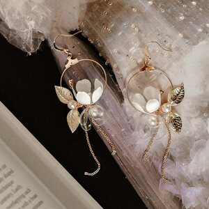 Upcycle with Jing Delicate Floral Moon Orecchini