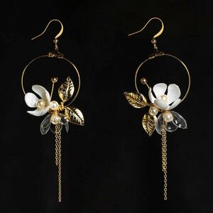 Upcycle with Jing Delicate Floral Moon Boucles dʼoreille