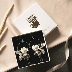 Upcycle with Jing Delicate Floral Moon Orecchini