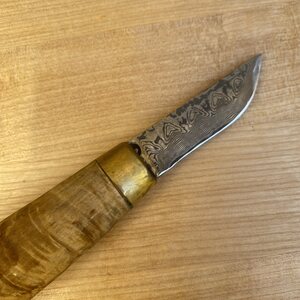 Puukontekijä J. Lassila Damastpuukko
