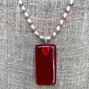 Sagamaa Red glass collares with a silver chain