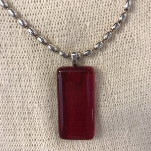 Sagamaa Red glass collares with a silver chain