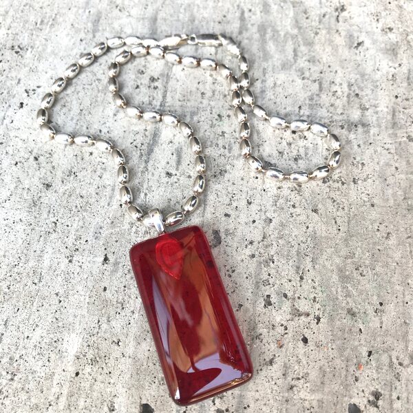 Sagamaa Red glass collane with a silver chain